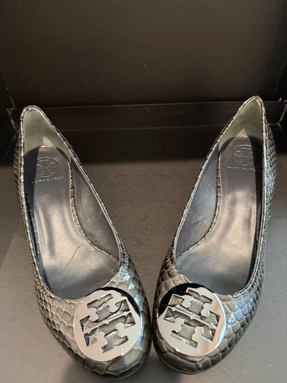 TORY BURCH , SIZE 9 METALLIC silver Snake Skin , features embossed , closed toe.